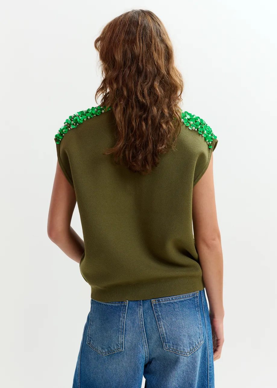 Polo caqui sin mangas con hombros adornados en verde