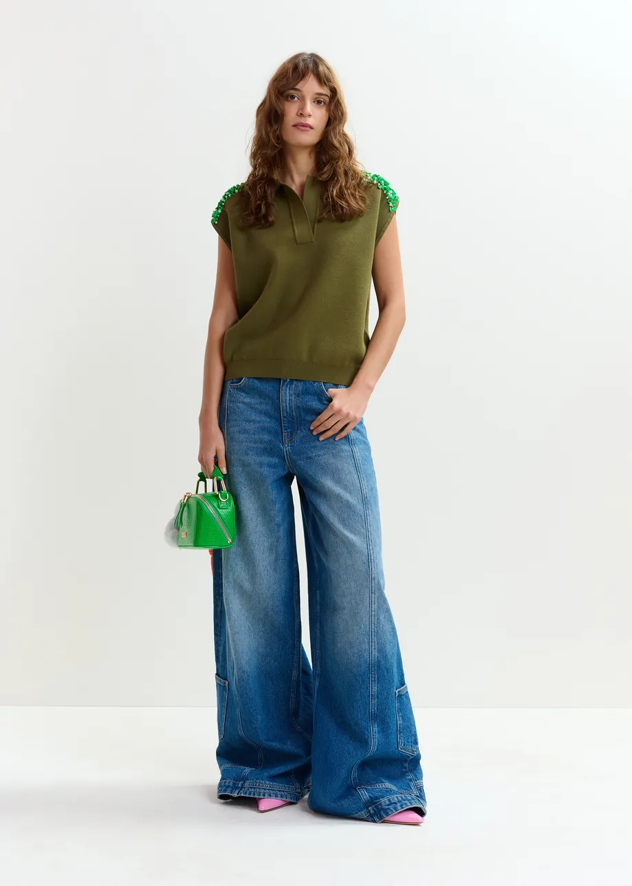 Polo caqui sin mangas con hombros adornados en verde