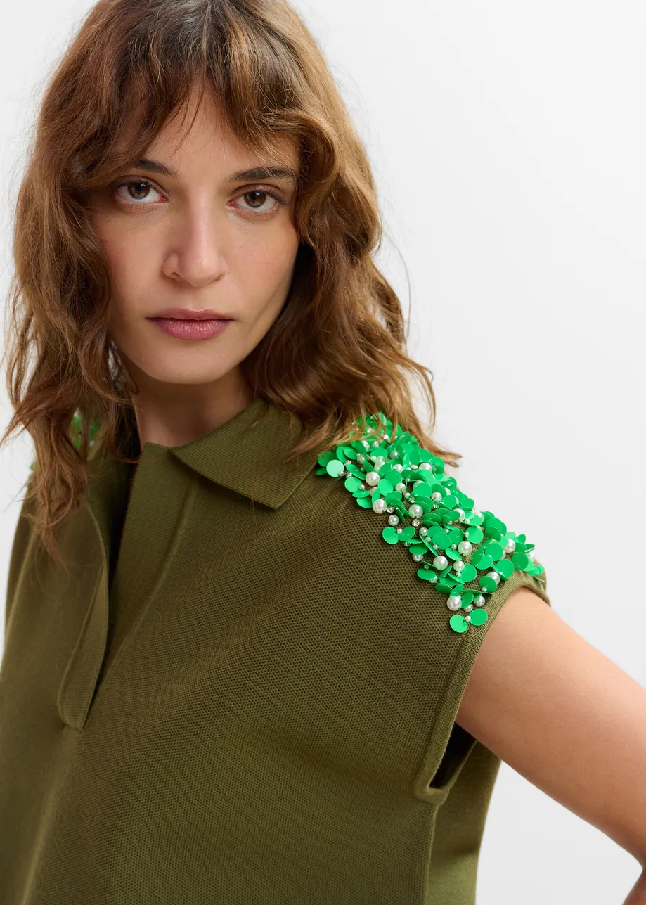Polo caqui sin mangas con hombros adornados en verde