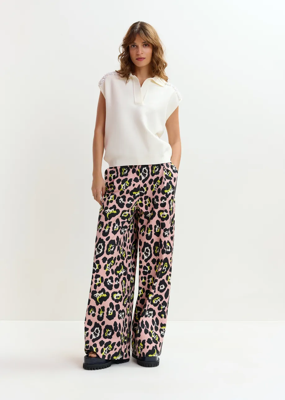 Polo blanco roto sin mangas con hombros adornados