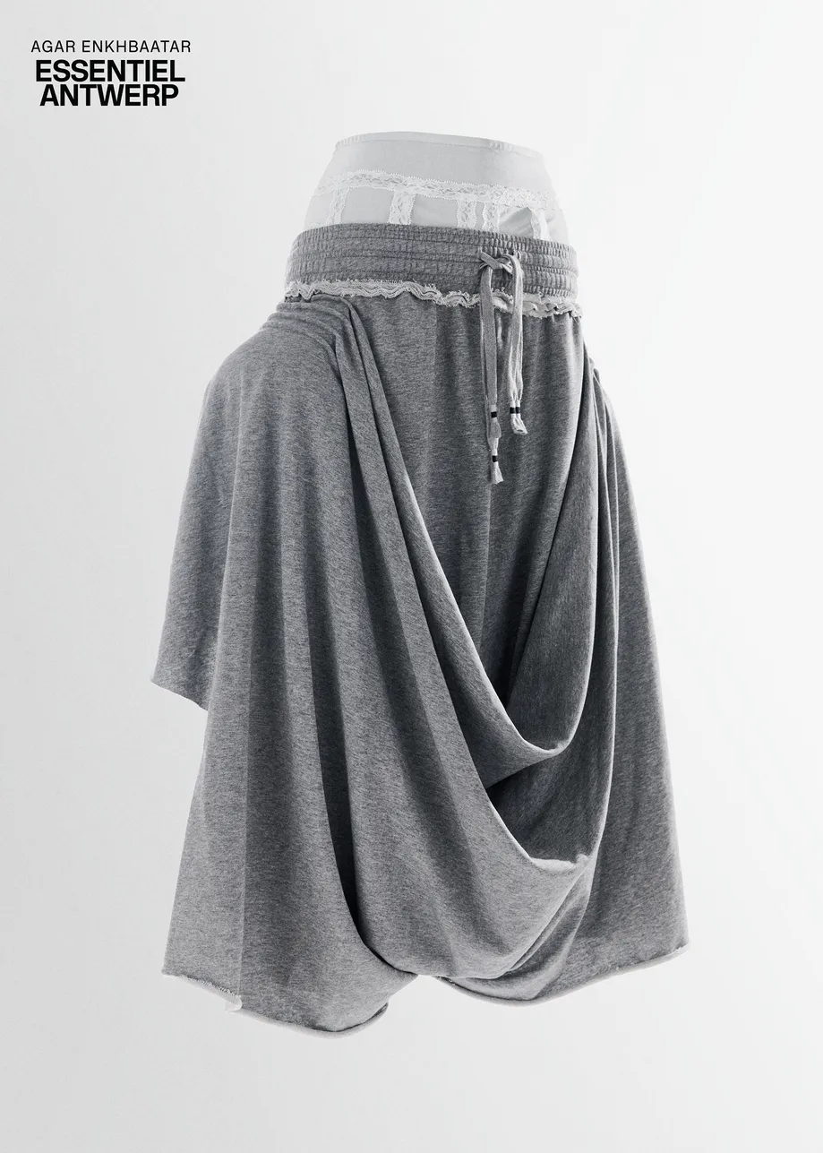 Pantalon drapé en jersey gris clair avec sous-vêtement en dentelle blanc cassé