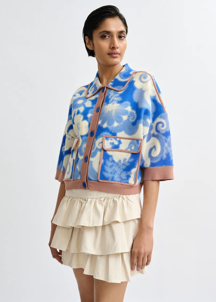 Blauwe en gebroken witte cardigan met bloemenprint en bruine contrastboorden