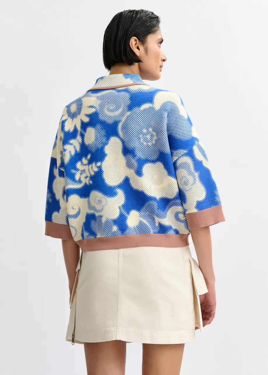 Blauwe en gebroken witte cardigan met bloemenprint en bruine contrastboorden