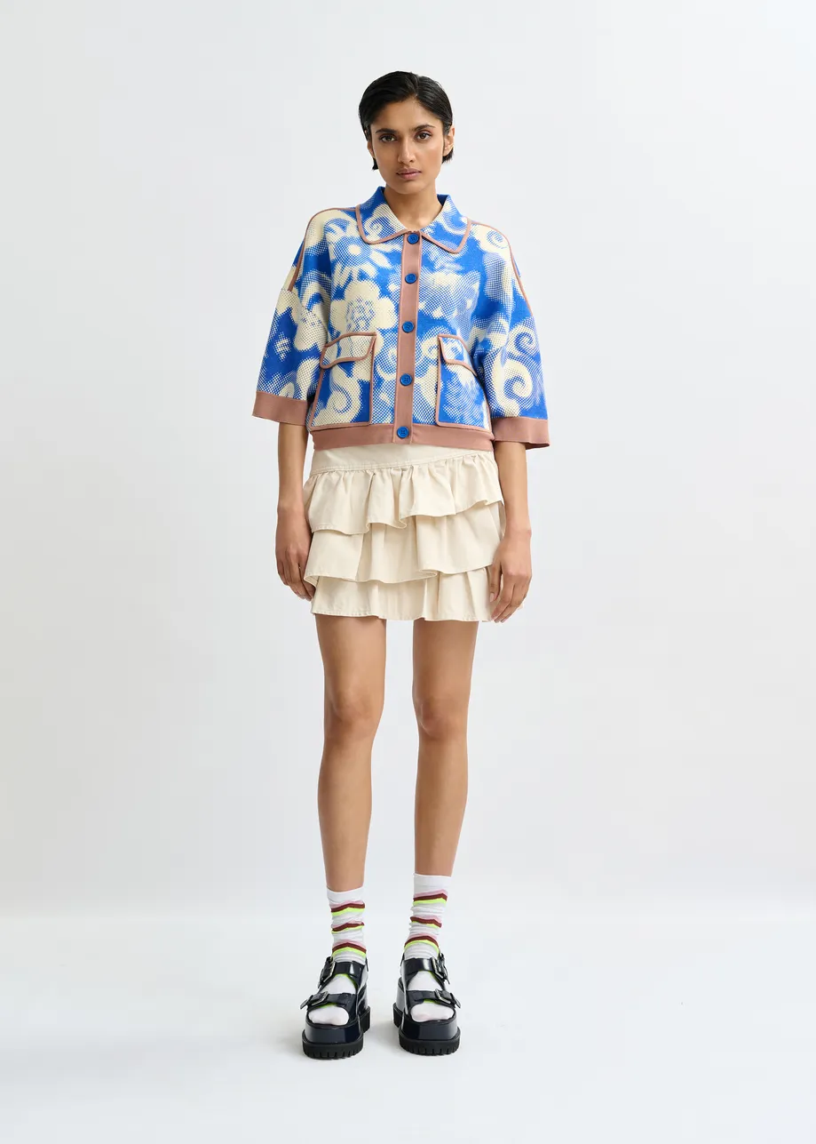 Blauwe en gebroken witte cardigan met bloemenprint en bruine contrastboorden