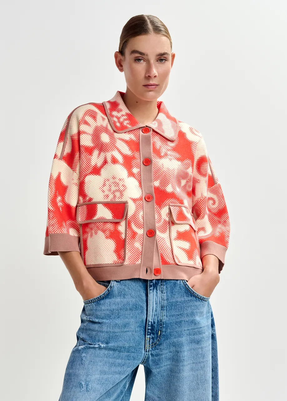 Rode en witte cardigan met bloemenprint en bruine contrastboorden