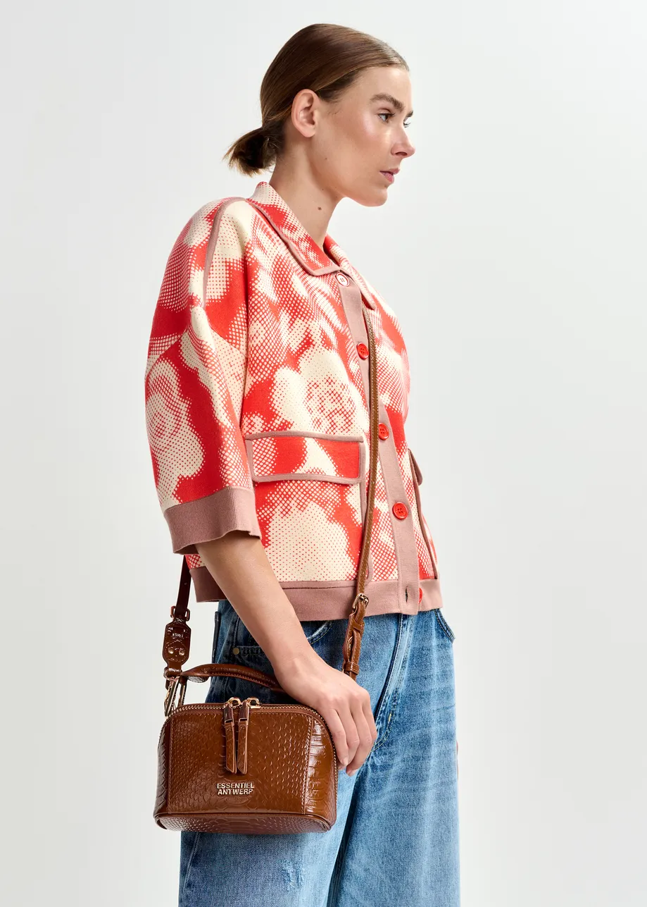 Rode en witte cardigan met bloemenprint en bruine contrastboorden