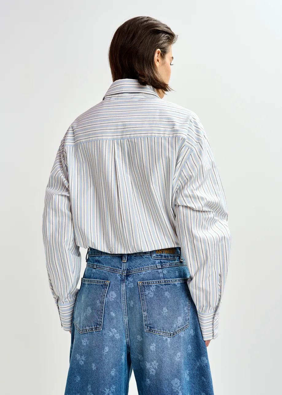 Gebroken wit, zwart en lichtblauw gestreept overhemd met langgerekte kraag en verschillende knopen