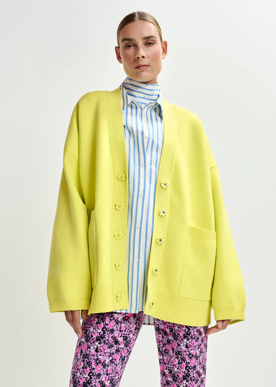 Gele cardigan met bloemknopen