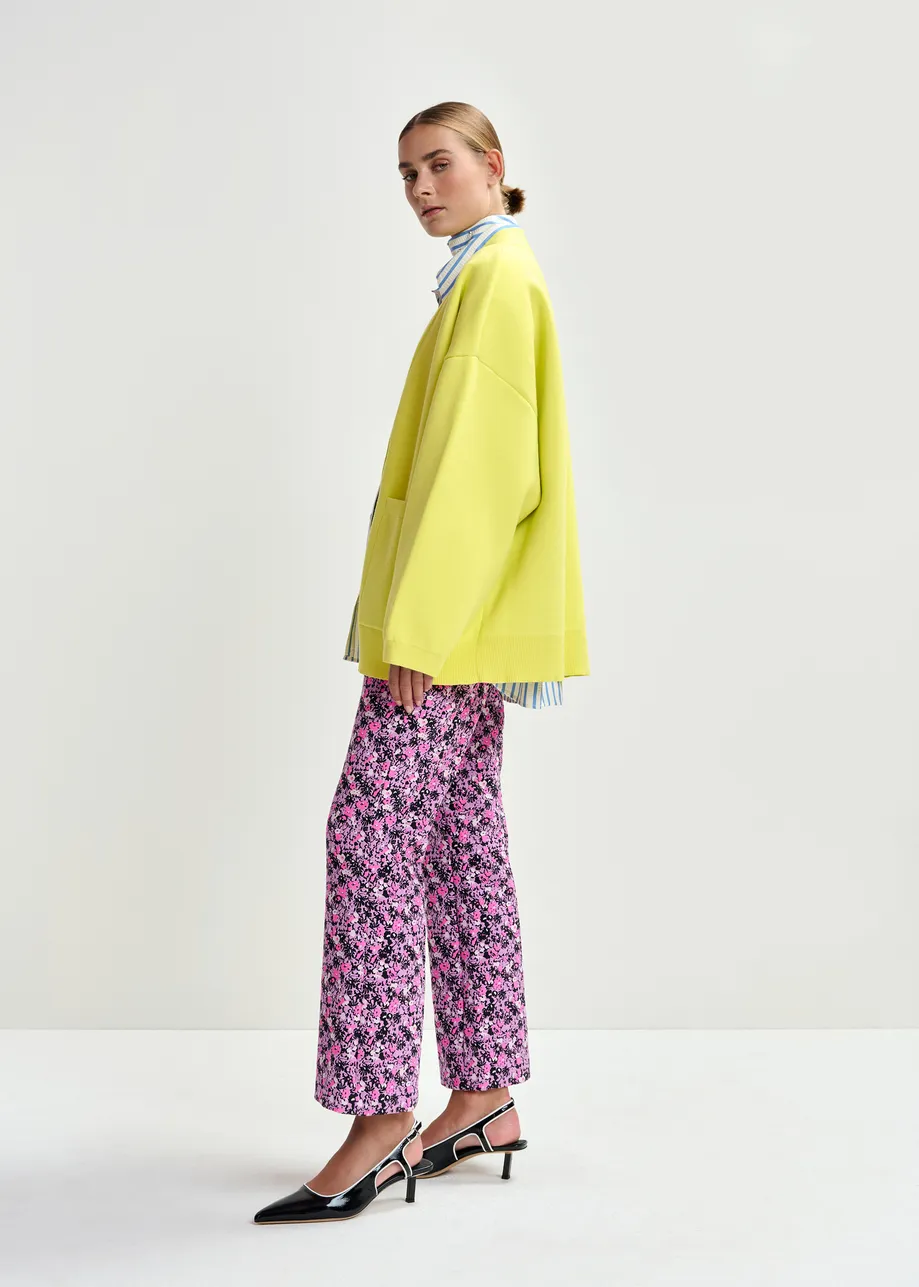 Gele cardigan met bloemknopen