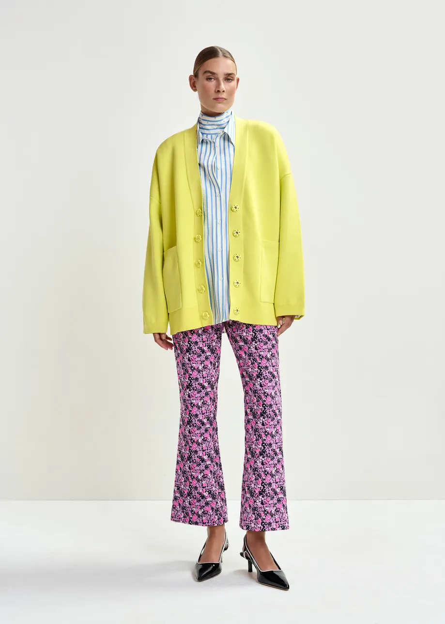 Gele cardigan met bloemknopen