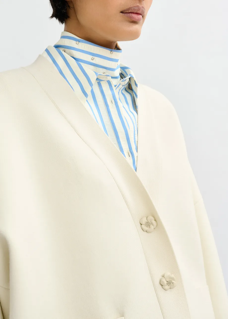 Cárdigan de punto con botones del mismo tono en forma de flor, blanco roto