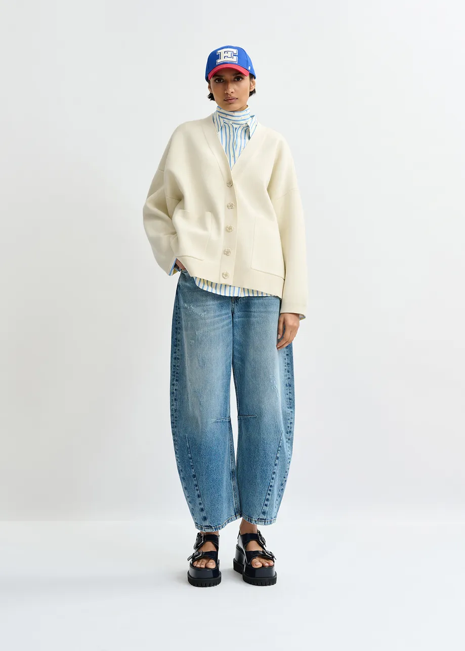 Cárdigan de punto con botones del mismo tono en forma de flor, blanco roto