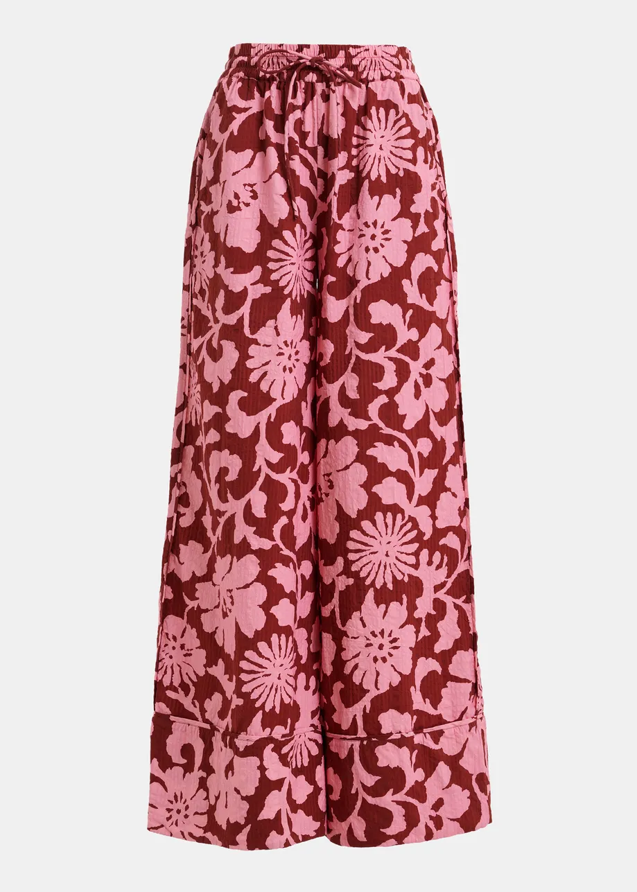 Pantaloni larghi rosa e rosso scuro con cuciture a contrasto