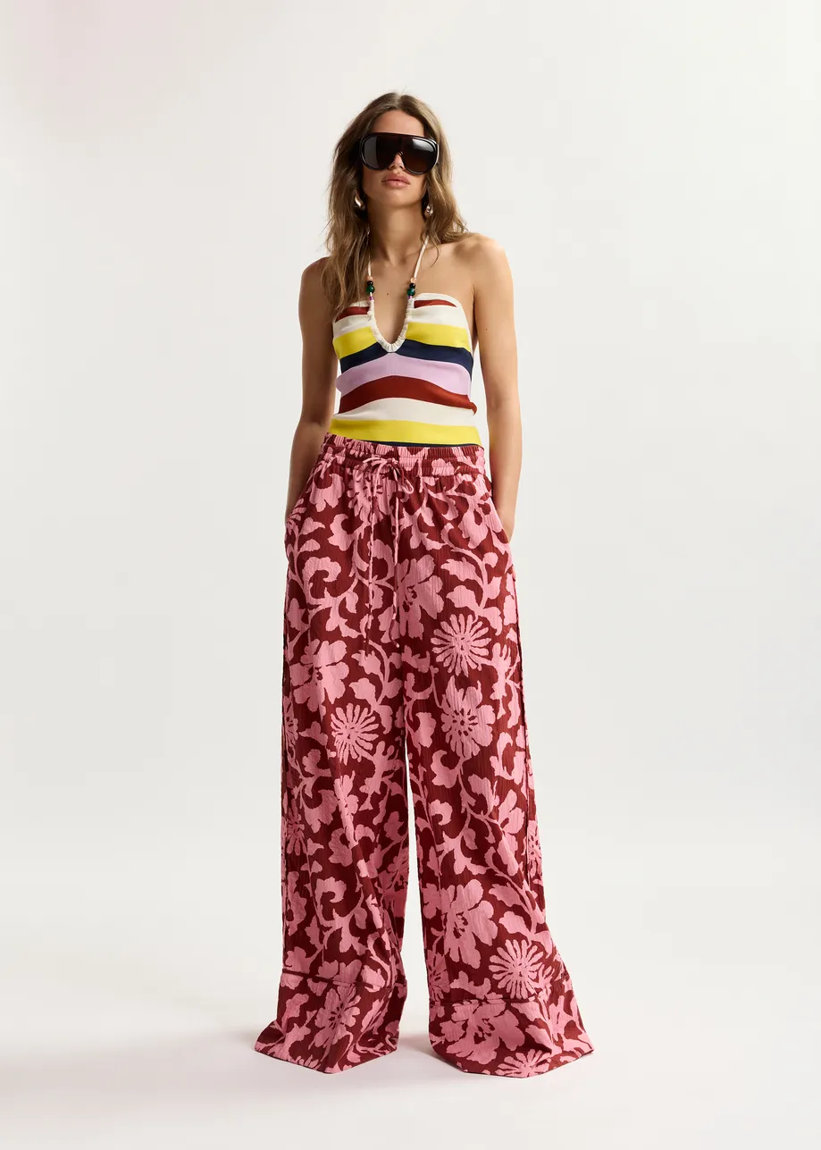 Pantaloni larghi rosa e rosso scuro con cuciture a contrasto