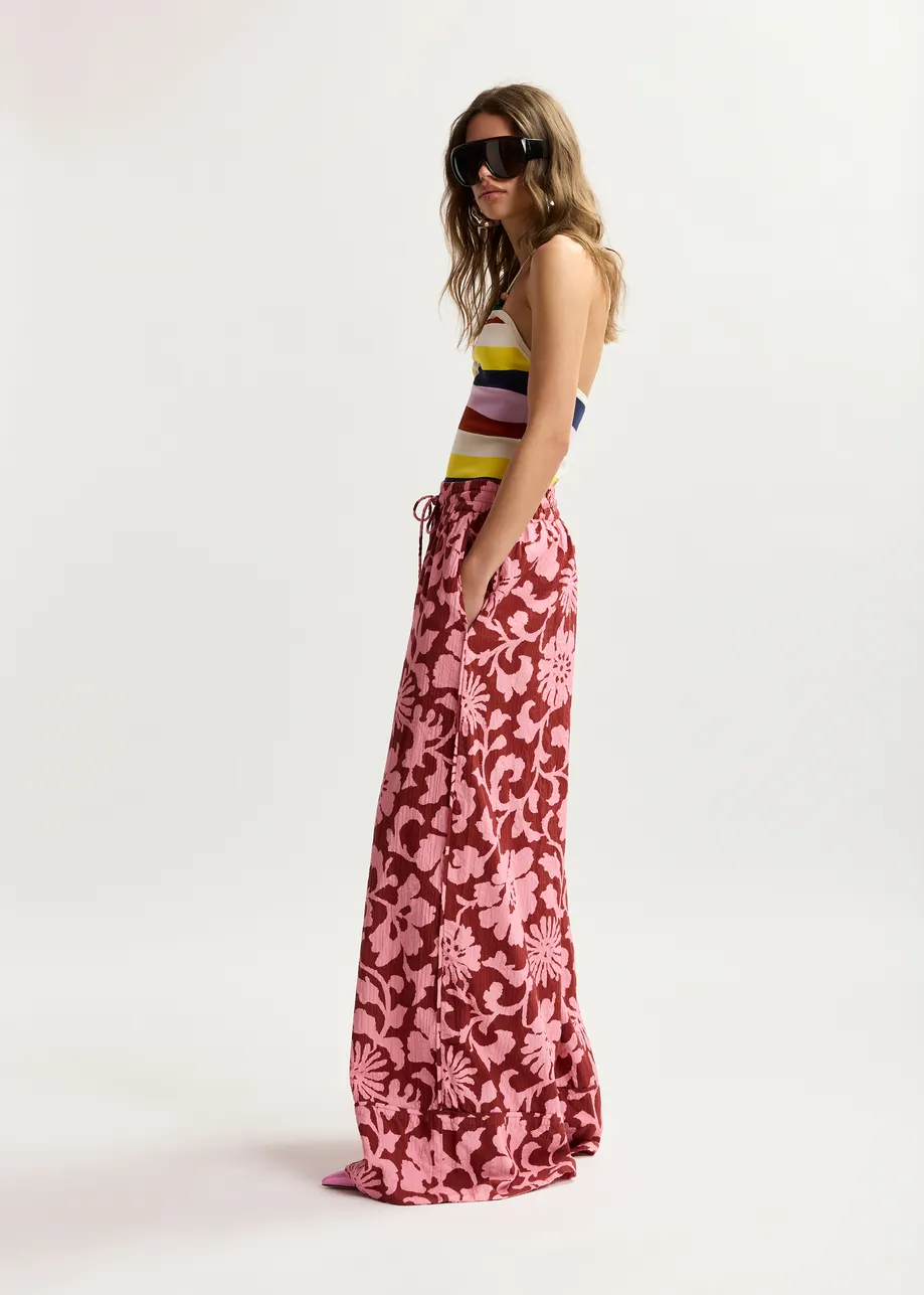 Pantaloni larghi rosa e rosso scuro con cuciture a contrasto