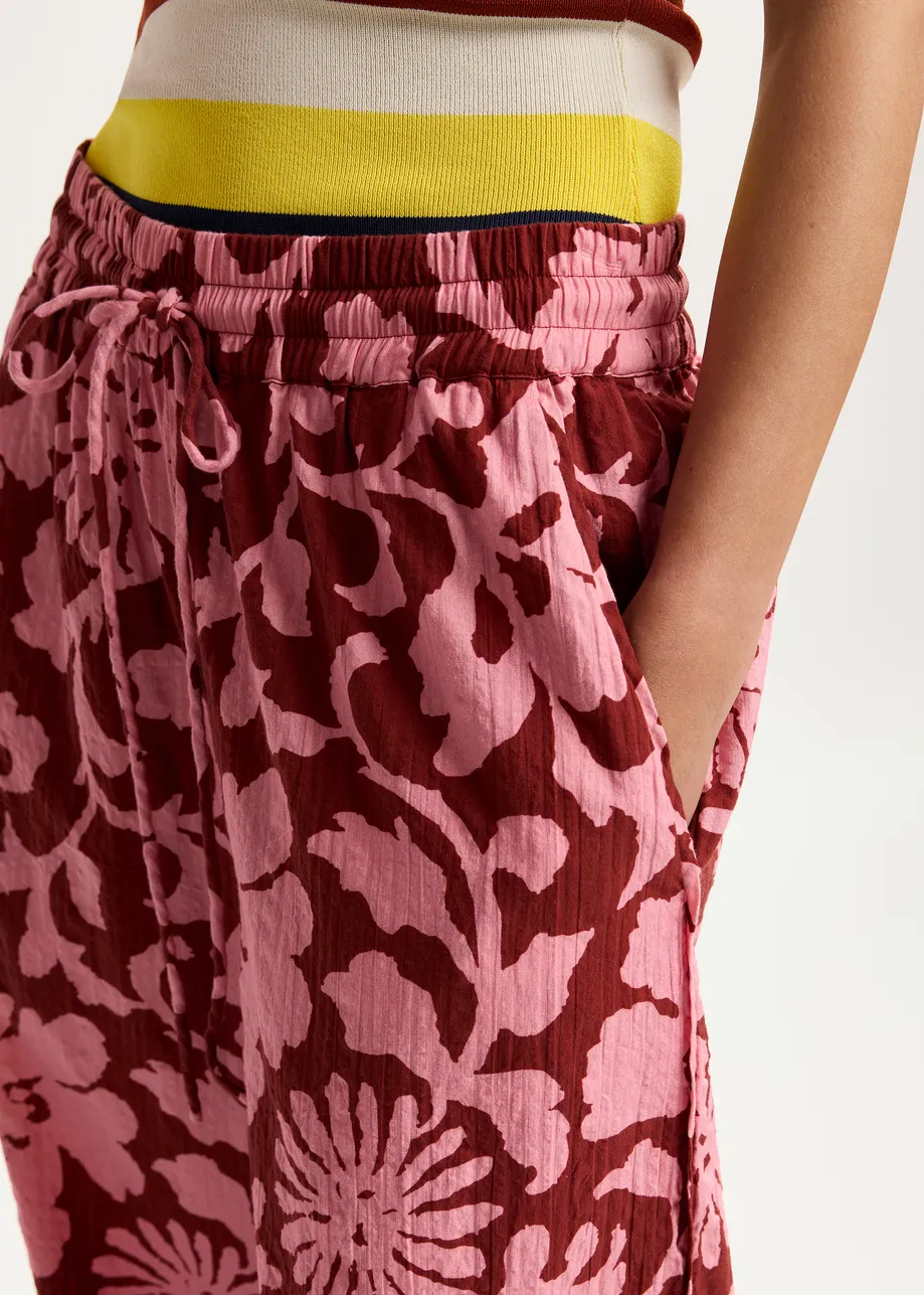 Pantaloni larghi rosa e rosso scuro con cuciture a contrasto