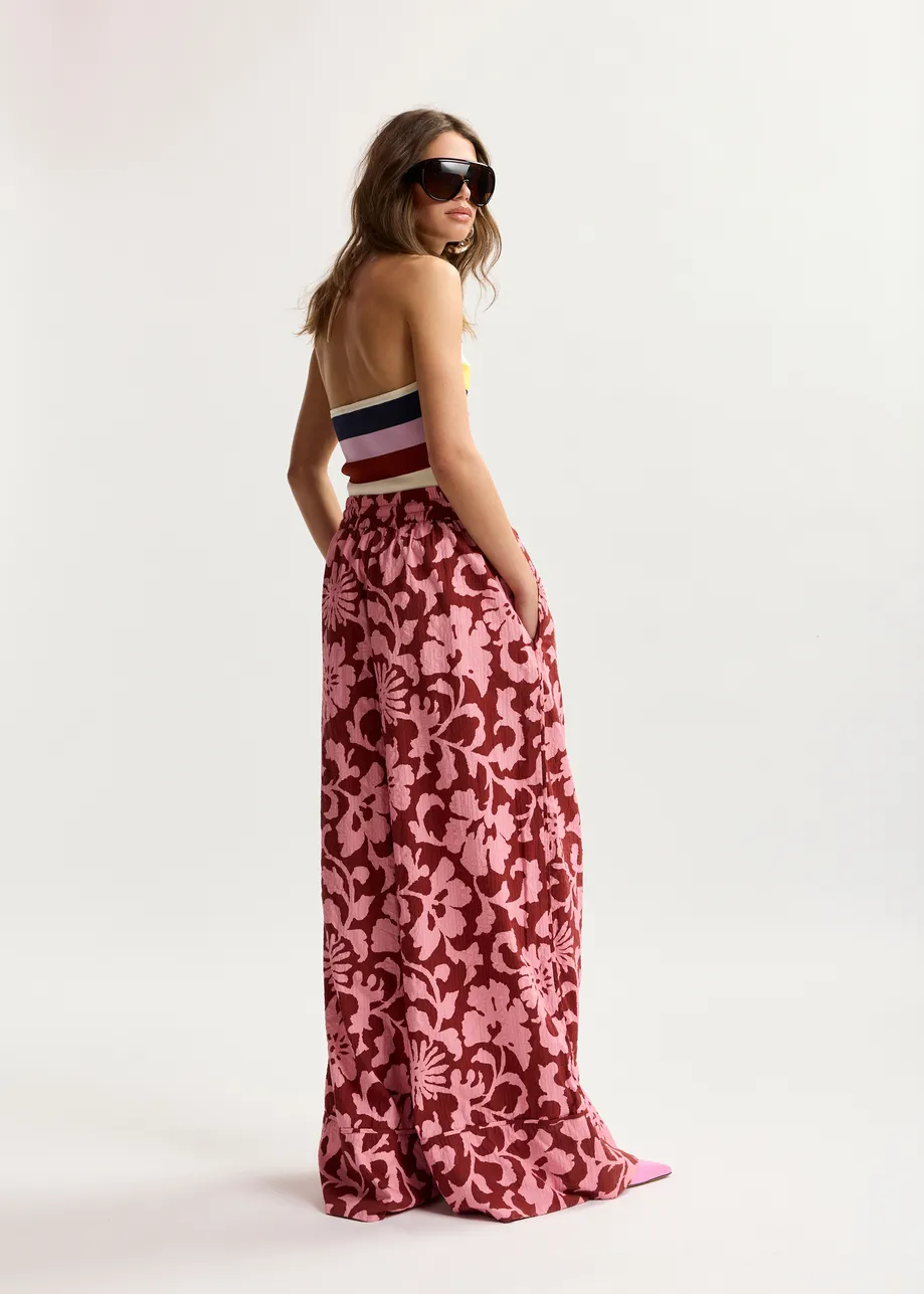 Pantaloni larghi rosa e rosso scuro con cuciture a contrasto