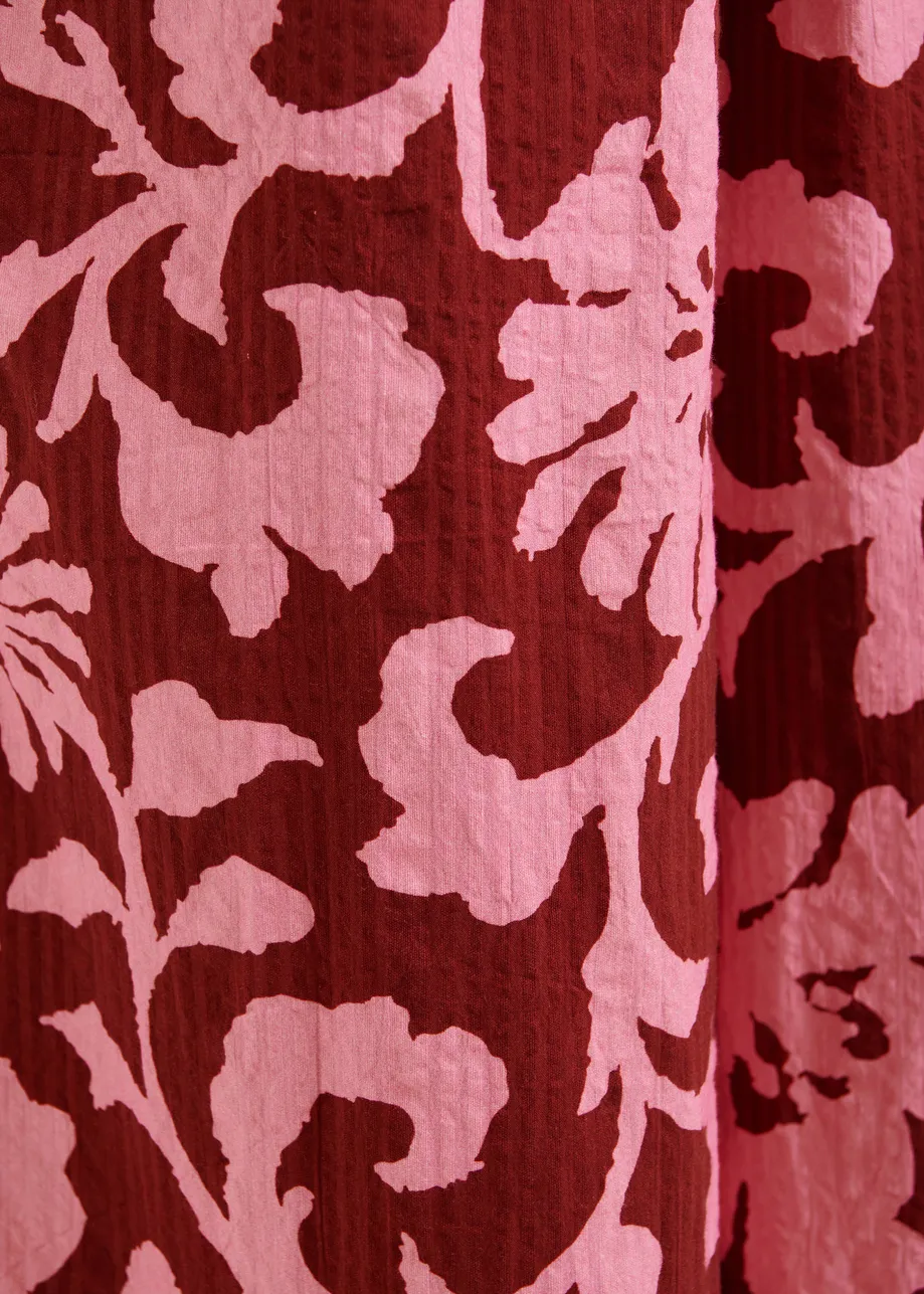 Pantaloni larghi rosa e rosso scuro con cuciture a contrasto