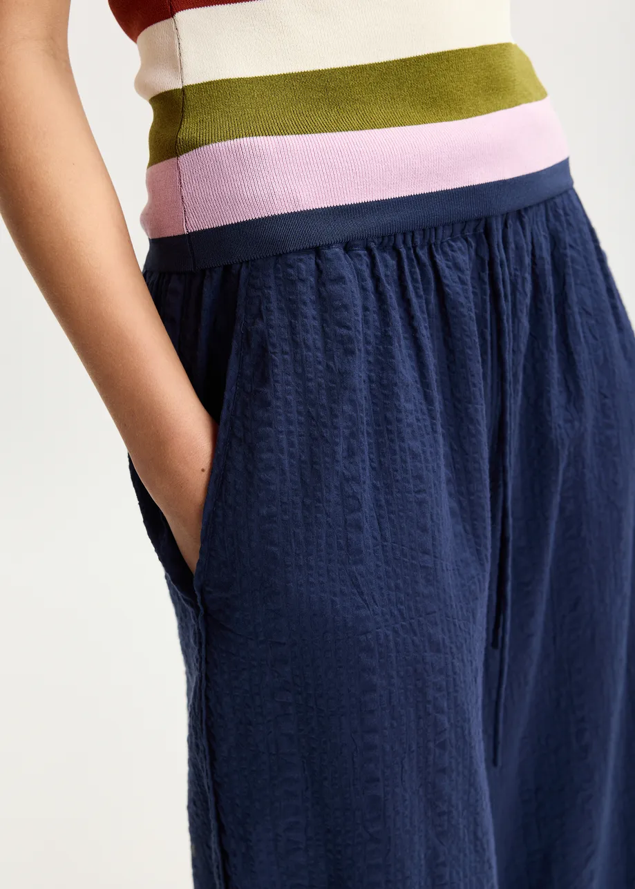 Pantaloni larghi blu scuro con cuciture a contrasto