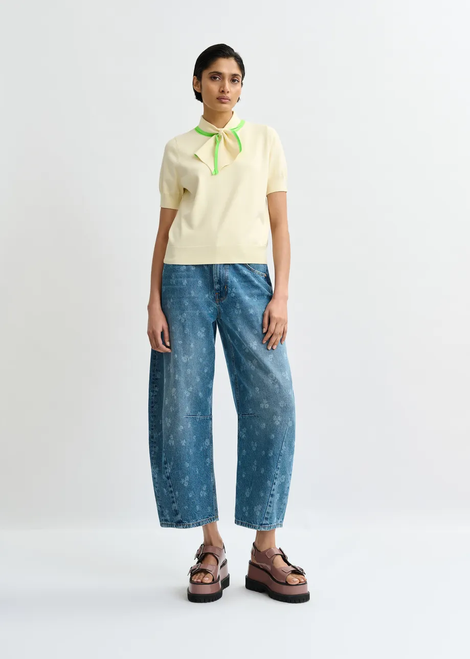 Polo en maille fine blanc cassé à col foulard vert clair