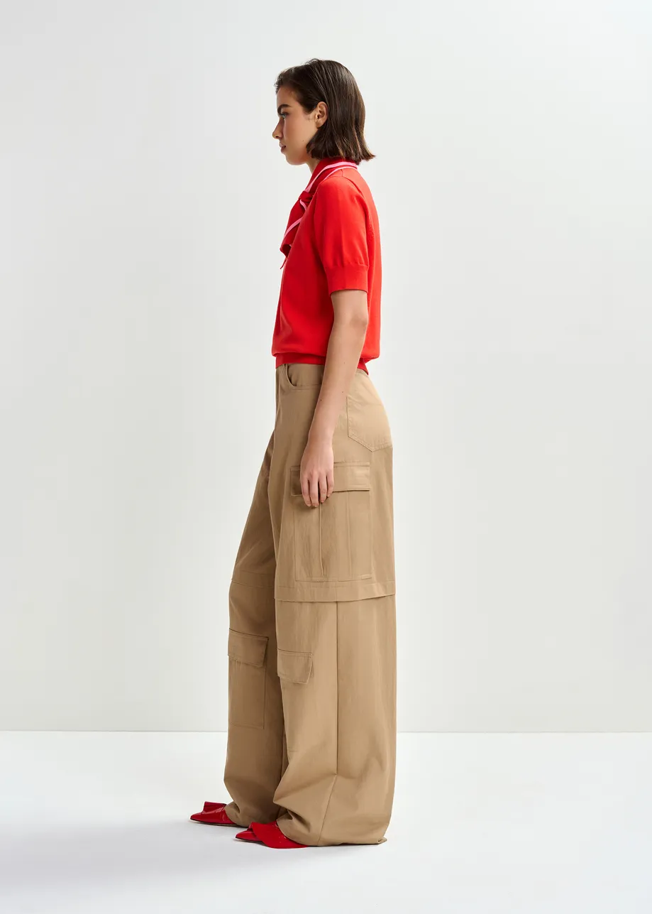 Rode fijngebreide polo met lichtroze sjaalkraag