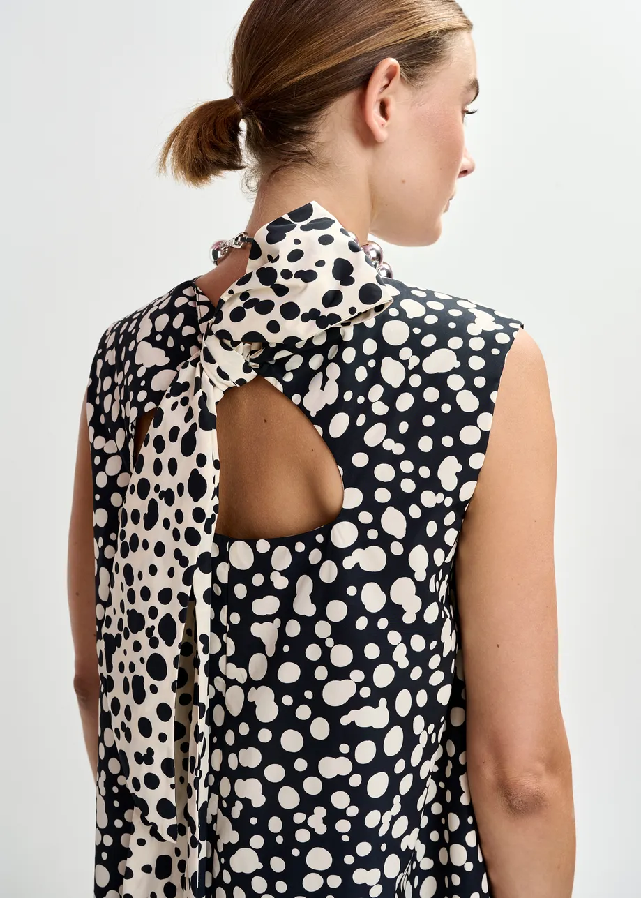 Zwart-witte mini-jurk met open rug en strik