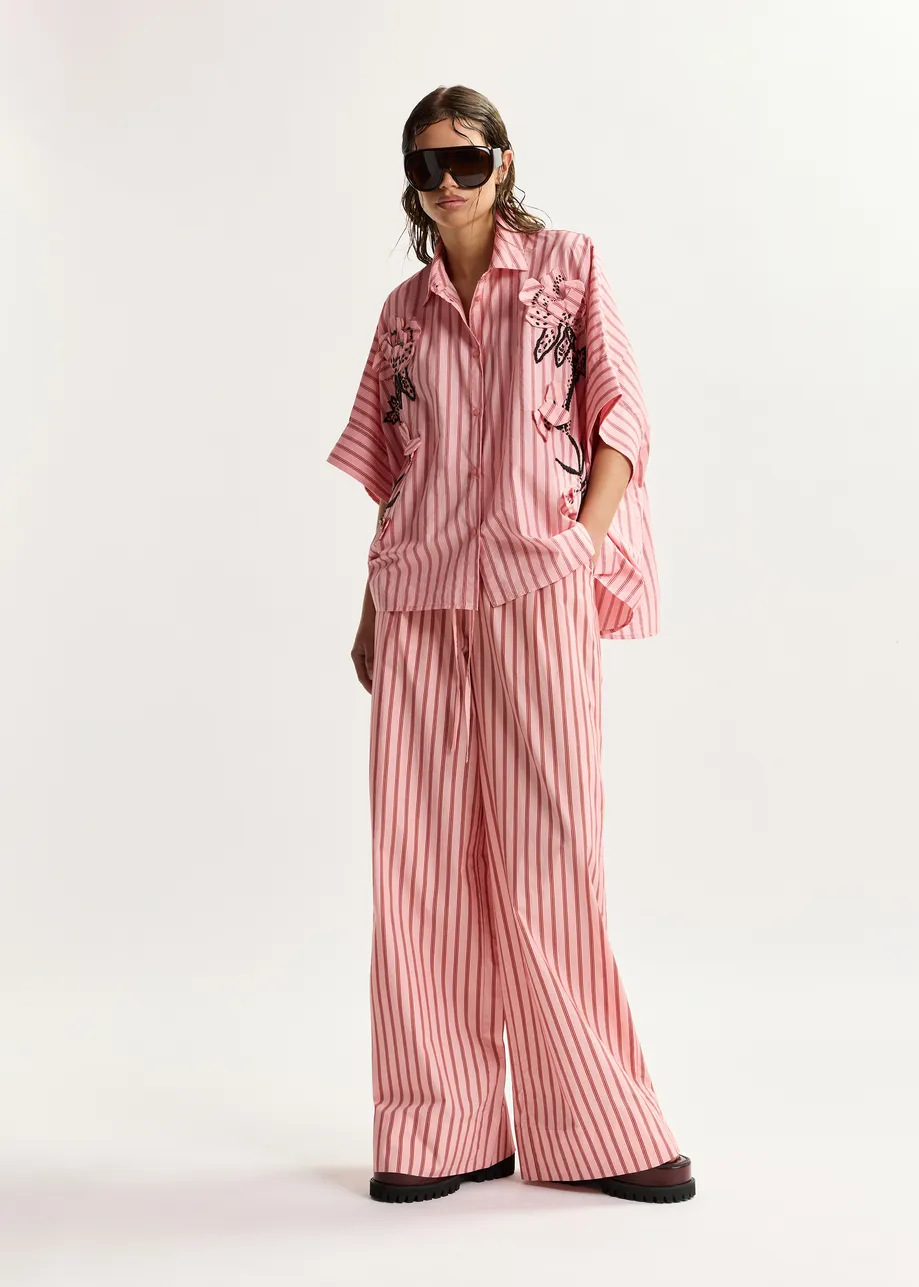 Chemise oversize à broderies de fleur et perles rose et rouge