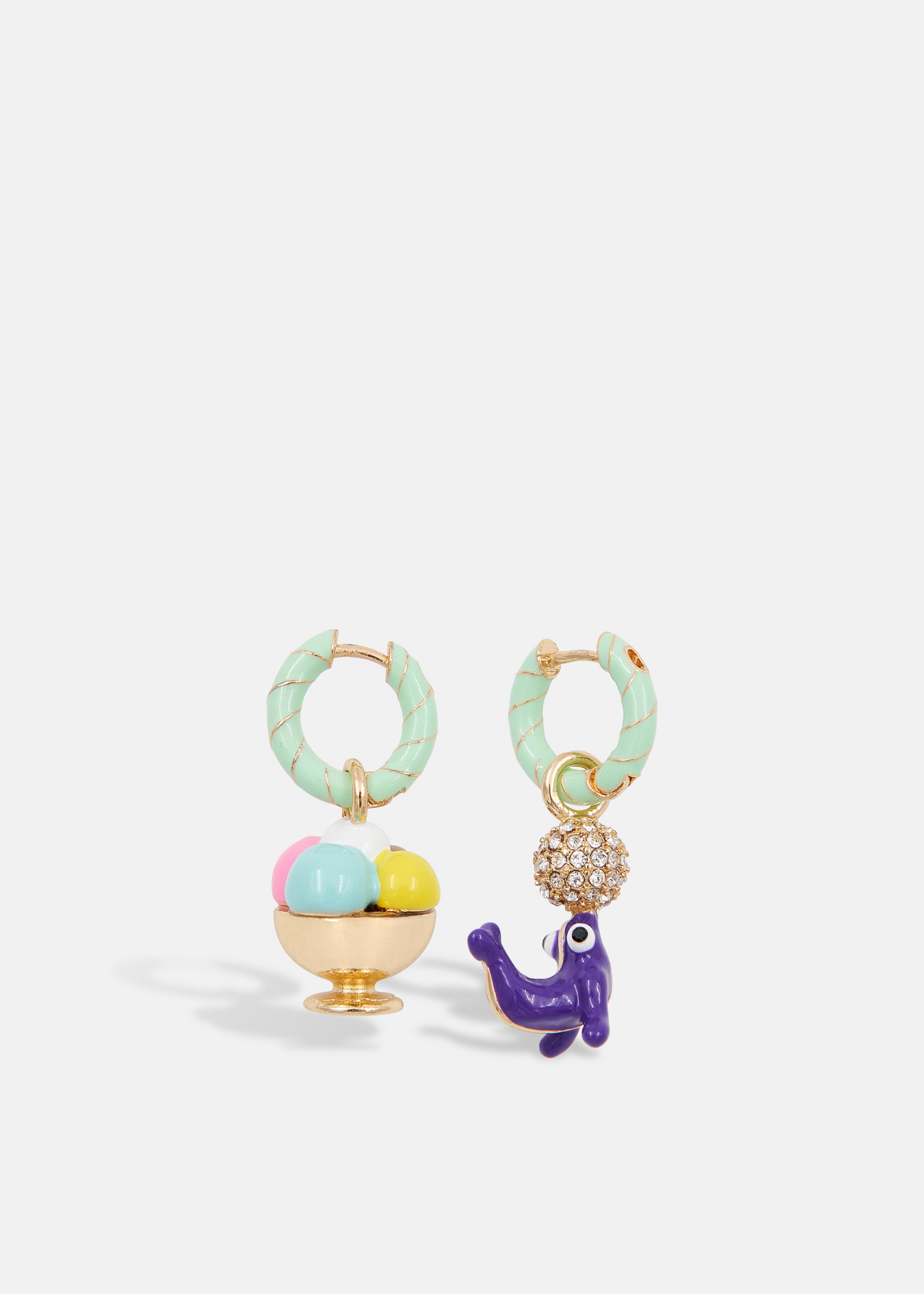 Turquoize en gouden hoepeloorbellen met ijsje en zeeleeuw
