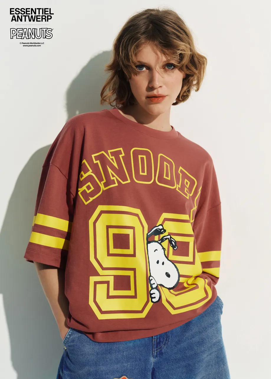 Bruin T-shirt met Peanuts™ Snoopy print en gele tekst