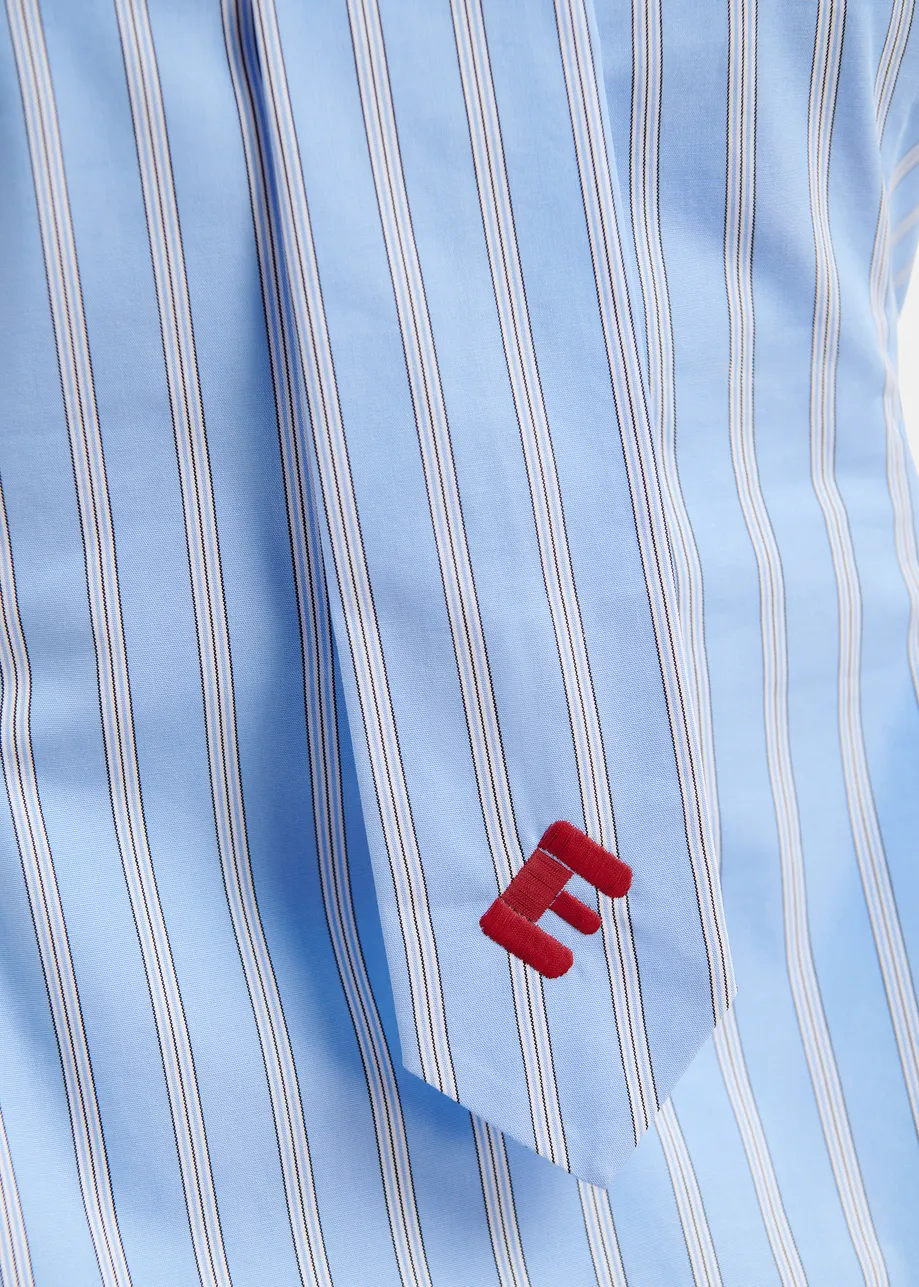 Maglia in cotone con scollo all'americana a righe bianche e azzurre e dettaglio a cravatta