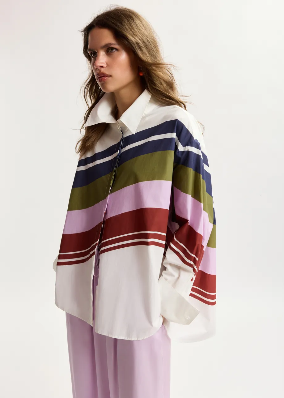 Camicia oversize in cotone bianco ottico e multicolor dalla stampa a righe piazzata