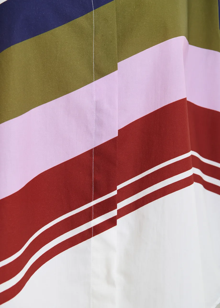 Camicia oversize in cotone bianco ottico e multicolor dalla stampa a righe piazzata