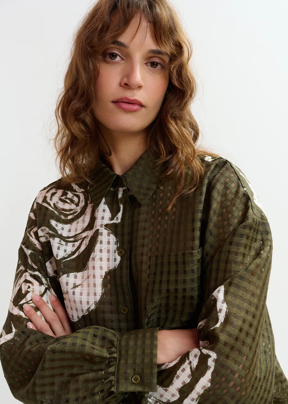 Camisa oversize estampada semitransparente, caqui y blanco roto