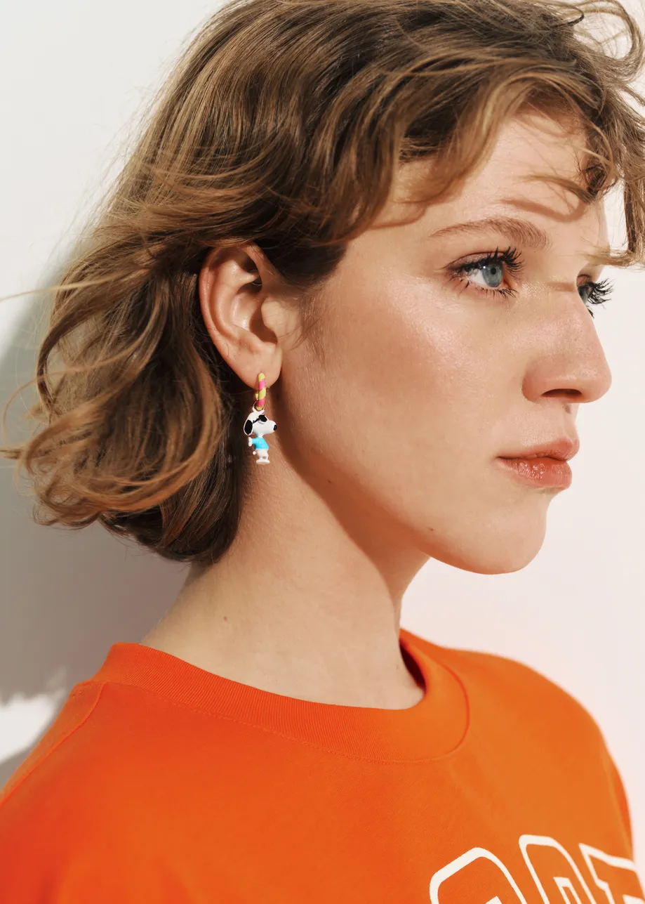 Boucles d'oreilles roses et jaunes avec Snoopy et niche