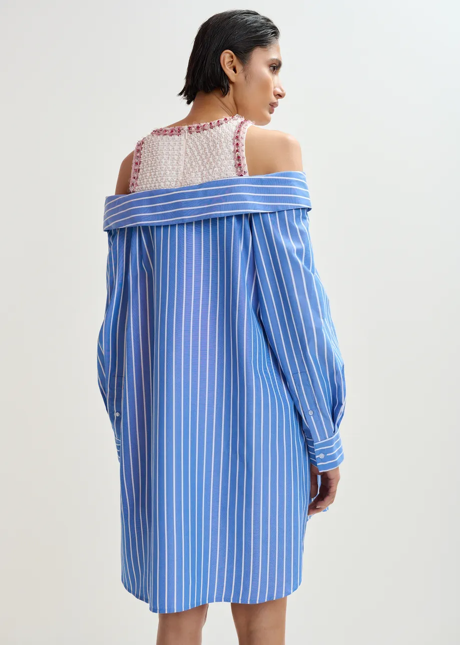 Abito chemisier a strati blu e bianco con canotta decorata