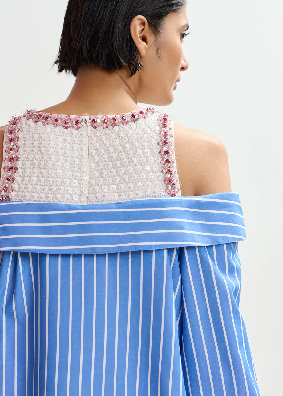 Abito chemisier a strati blu e bianco con canotta decorata