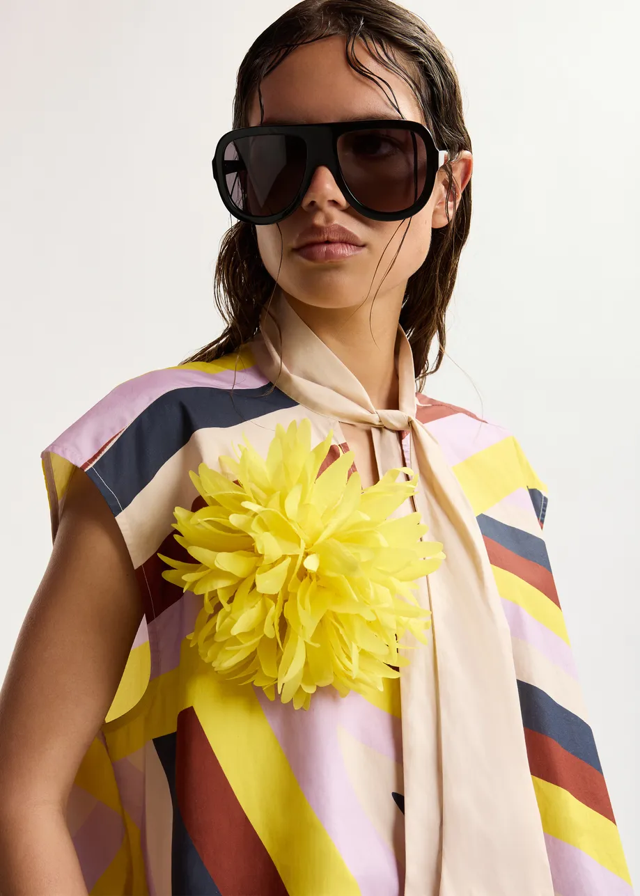 Spilla a forma di fiore giallo