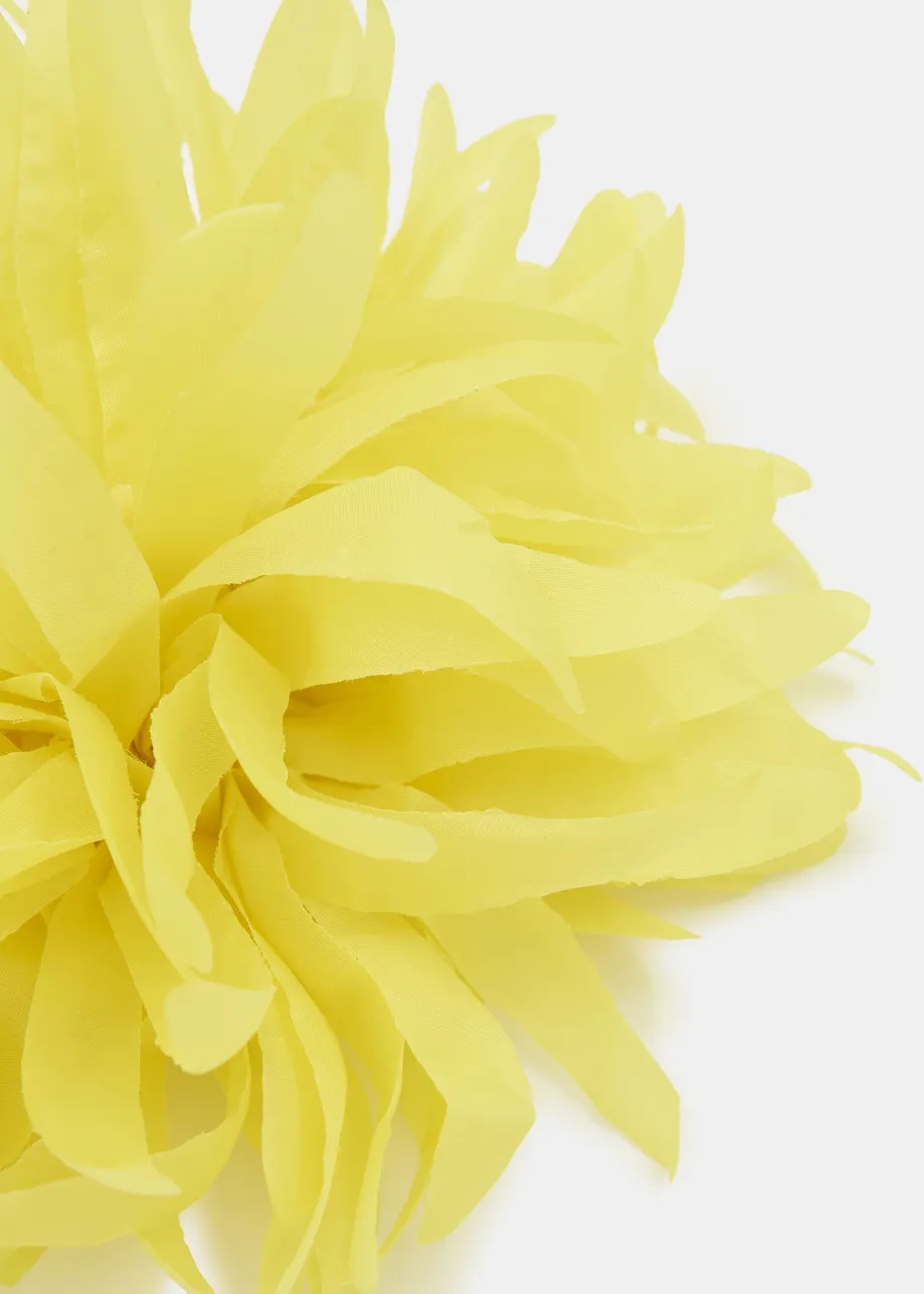 Broche en fleur jaune