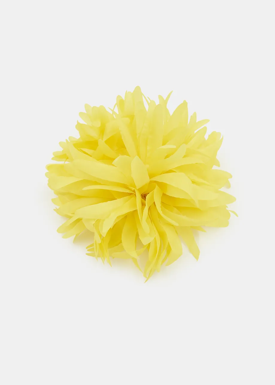 Broche en fleur jaune