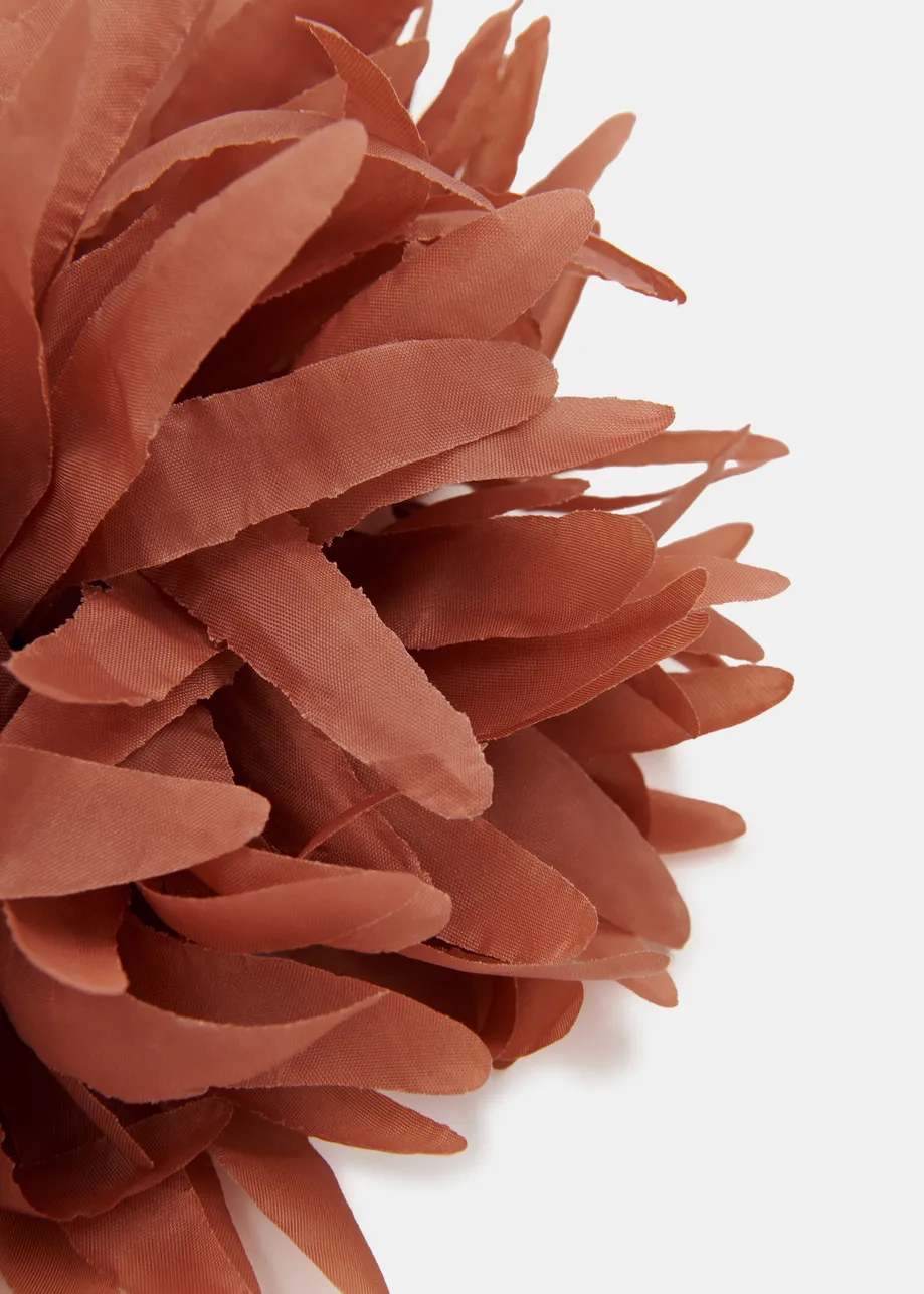 Spilla a forma di fiore color terracotta