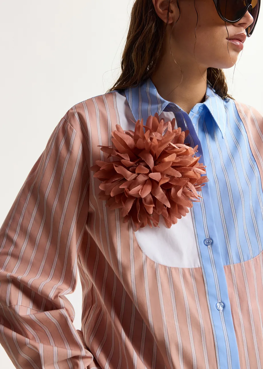 Spilla a forma di fiore color terracotta