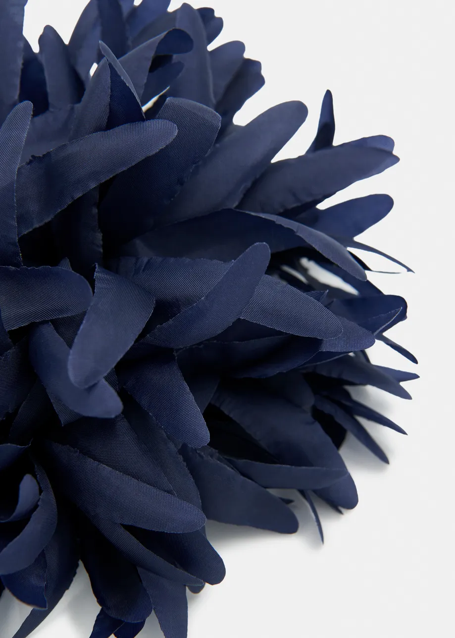 Spilla a forma di fiore blu scuro