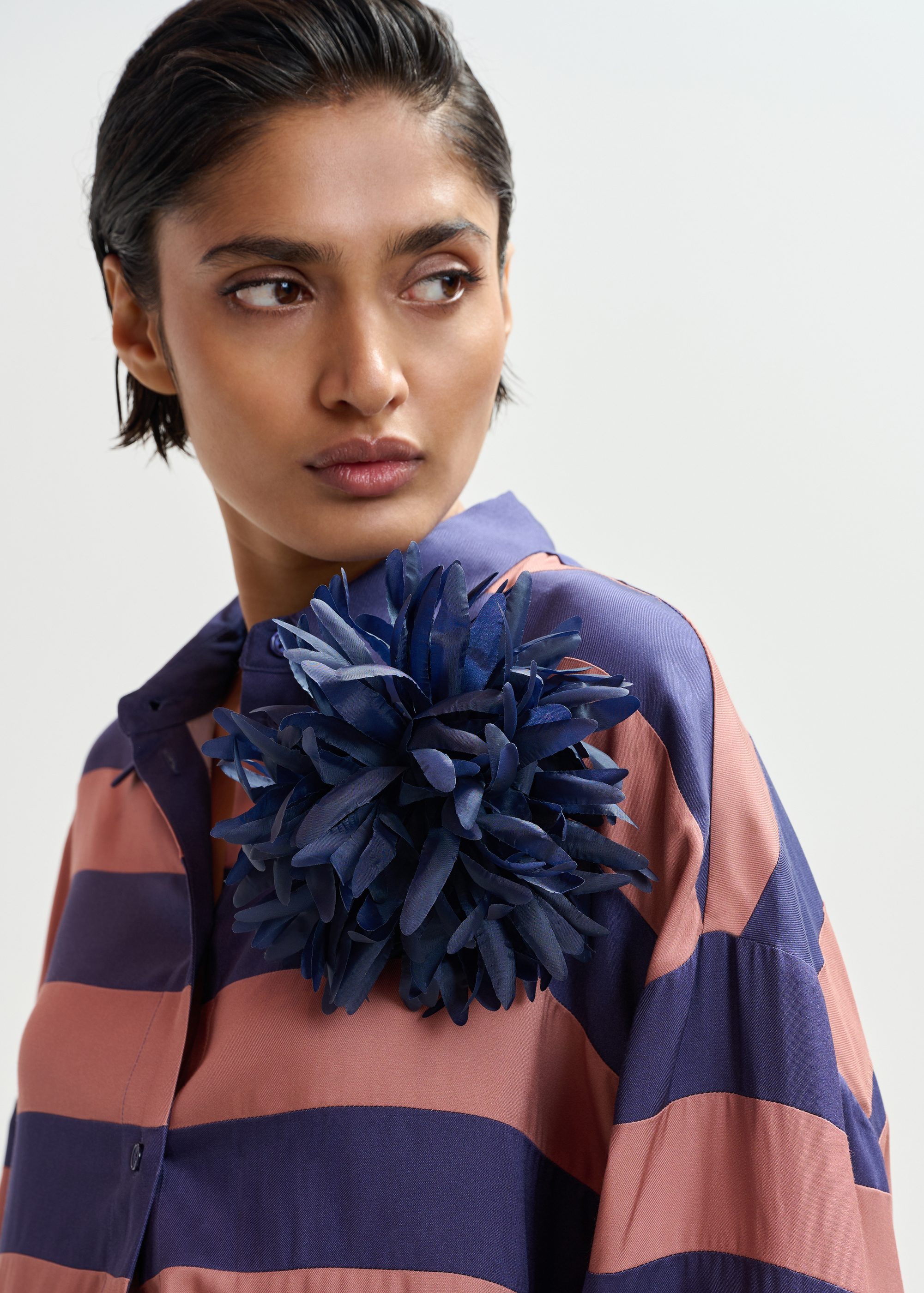 Dark blue flower-shaped brooch | Essentiel Antwerp United Kingdom
