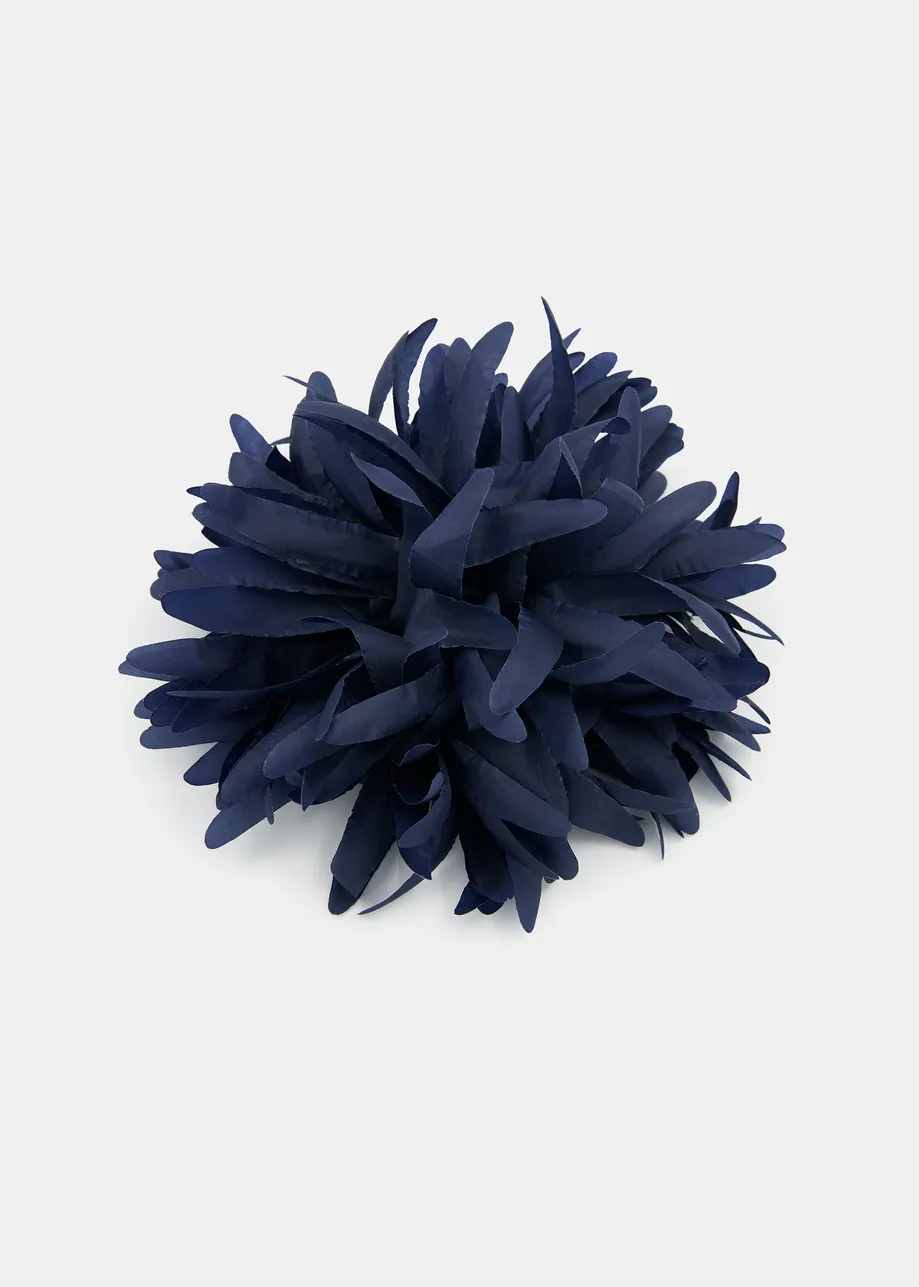 Broche en fleur bleu foncé