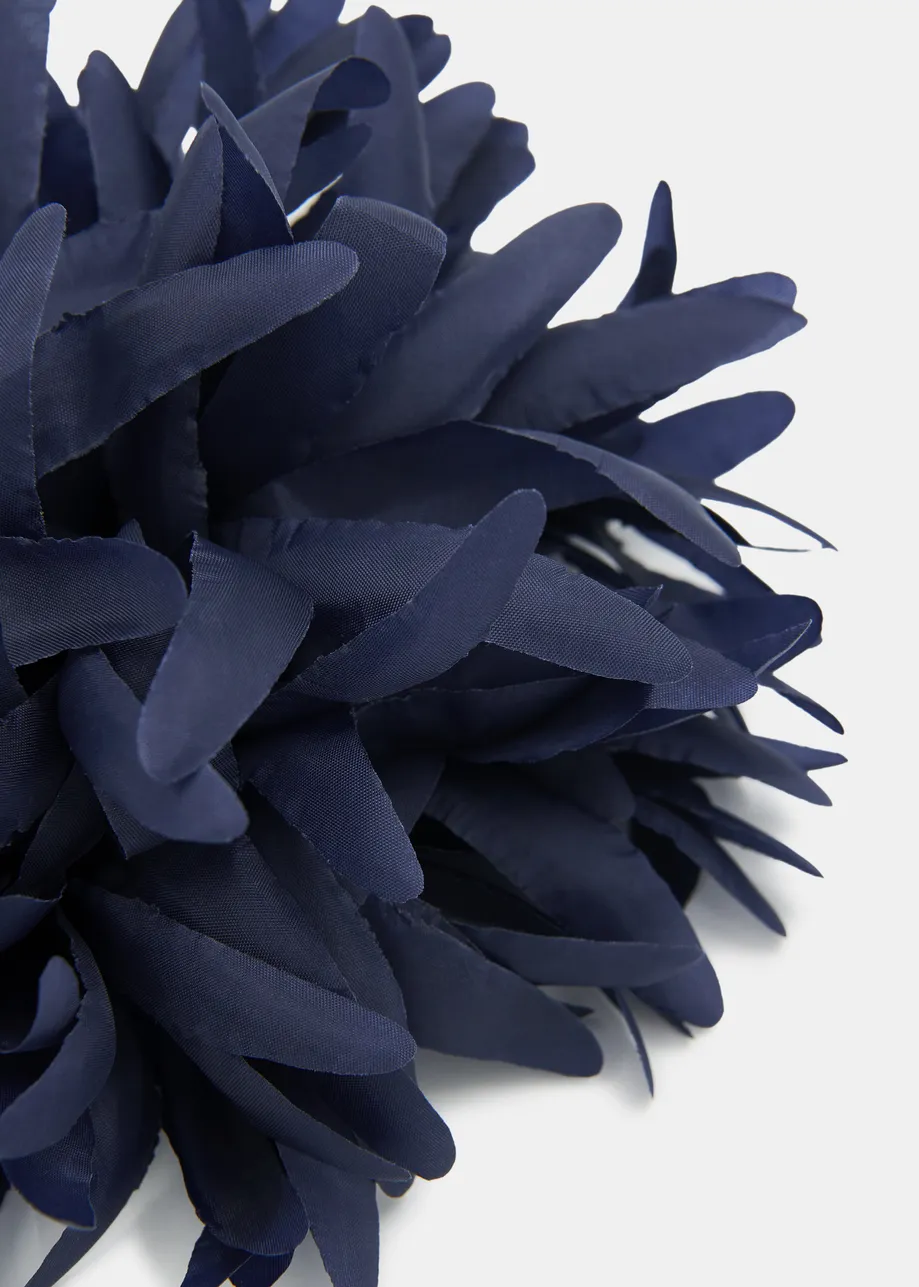 Broche en fleur bleu foncé