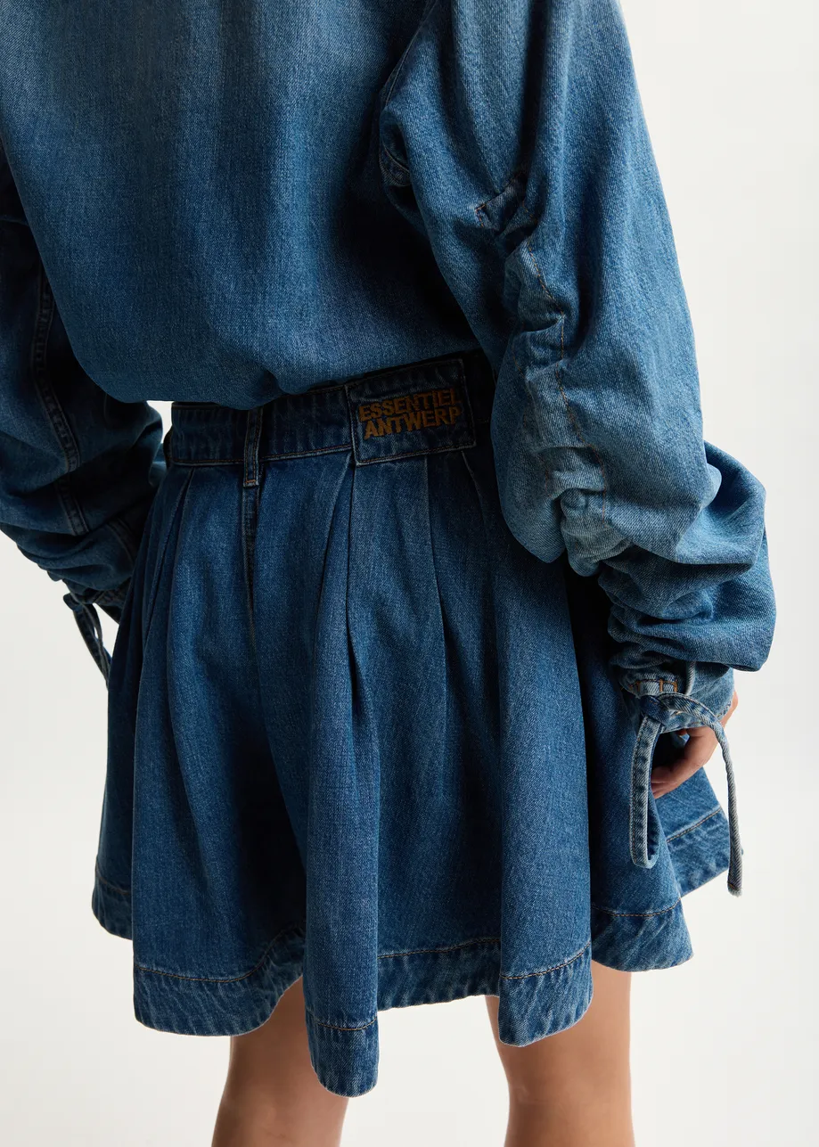 Blaue Jeans Shorts aus Bio-Baumwolle mit Falten