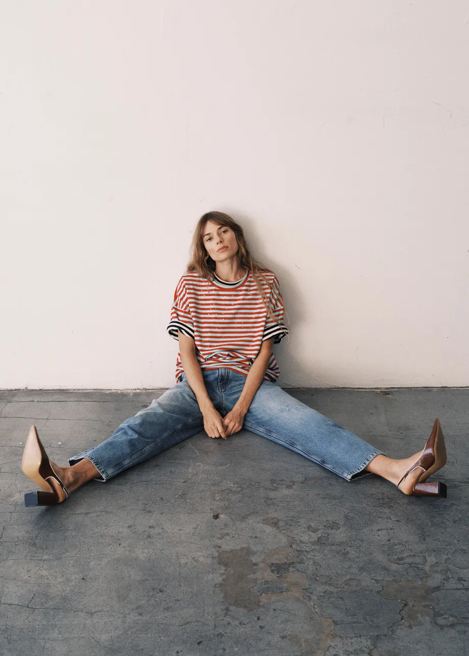 Hellblau und rot gestreiftes Oversized Baumwoll-T-Shirt mit Strassverzierung