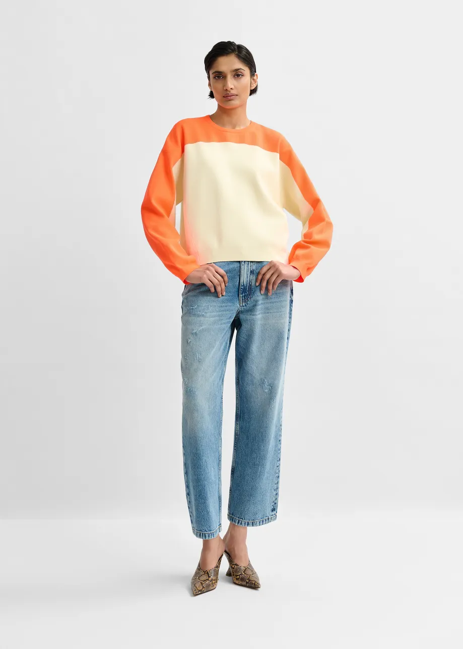 Gebroken witte en oranje gebreide trui