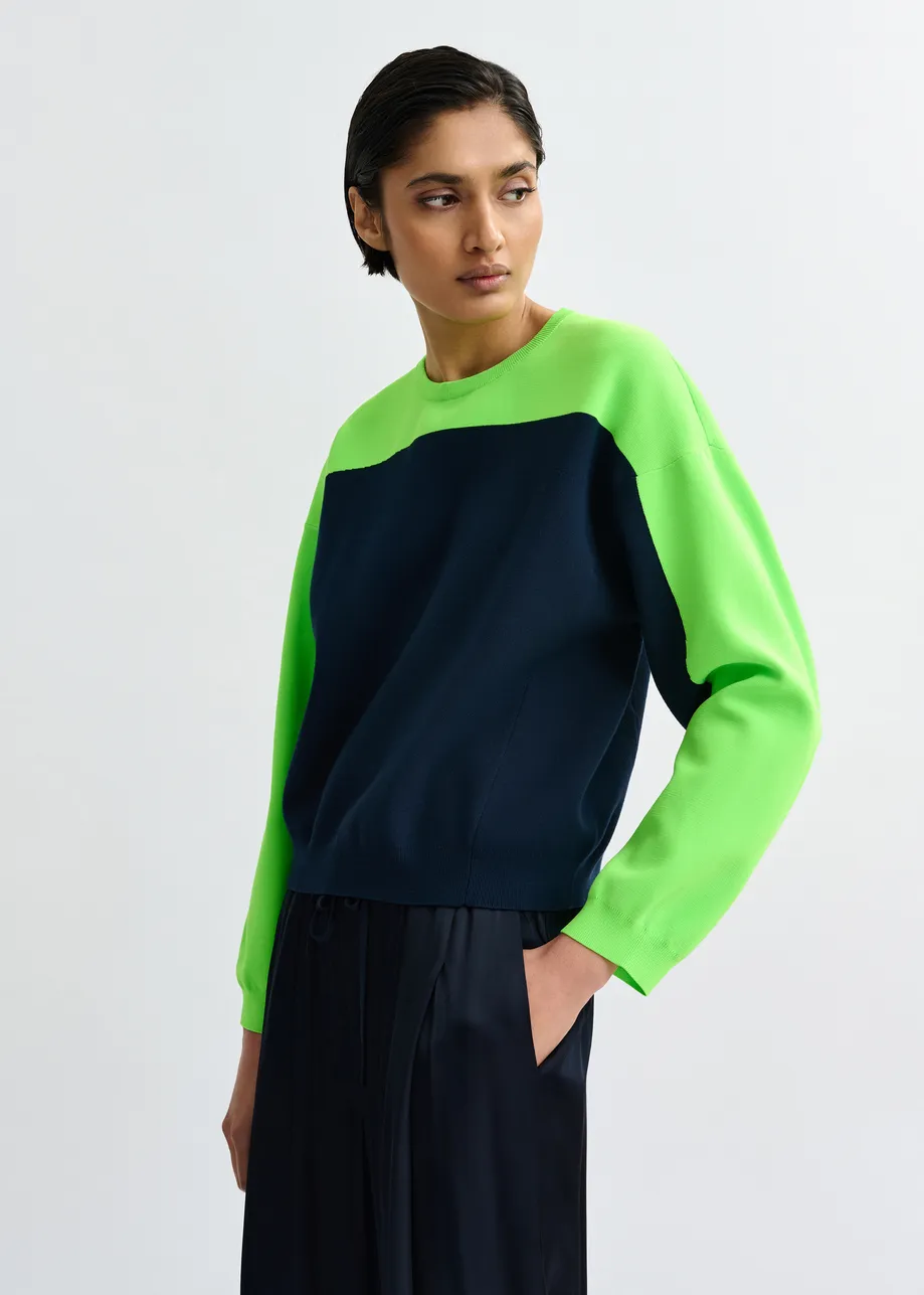 Marineblauwe en groene gebreide trui