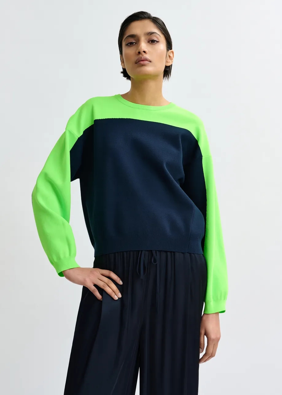 Marineblauwe en groene gebreide trui